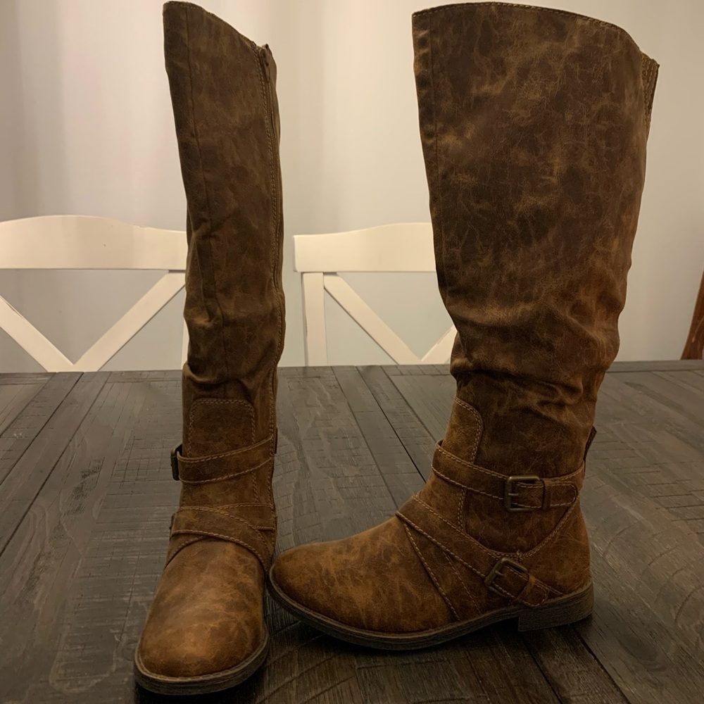 Sugar Taffy tall boot.  A great looking brown boot. Size. 7.5